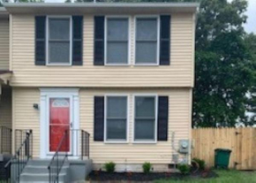 Newly Renovated Cozy 3 Bedroom 2 Bath Townhome Close to Commanders Stadium and 4 Metro Stations